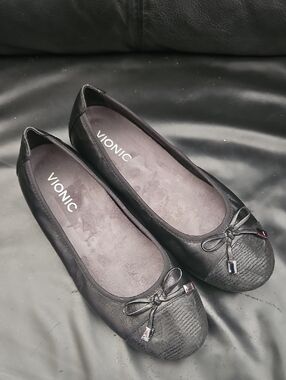 Vionic Women's Minna Bow  Ballet Flat Size 6.5 US  Black